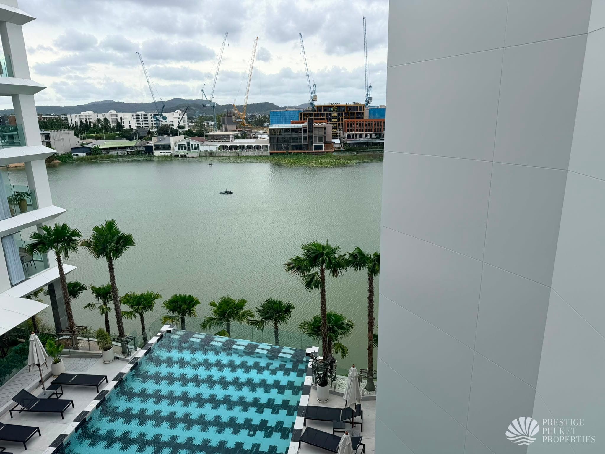 Luxury 1BR Condo - Photo 3